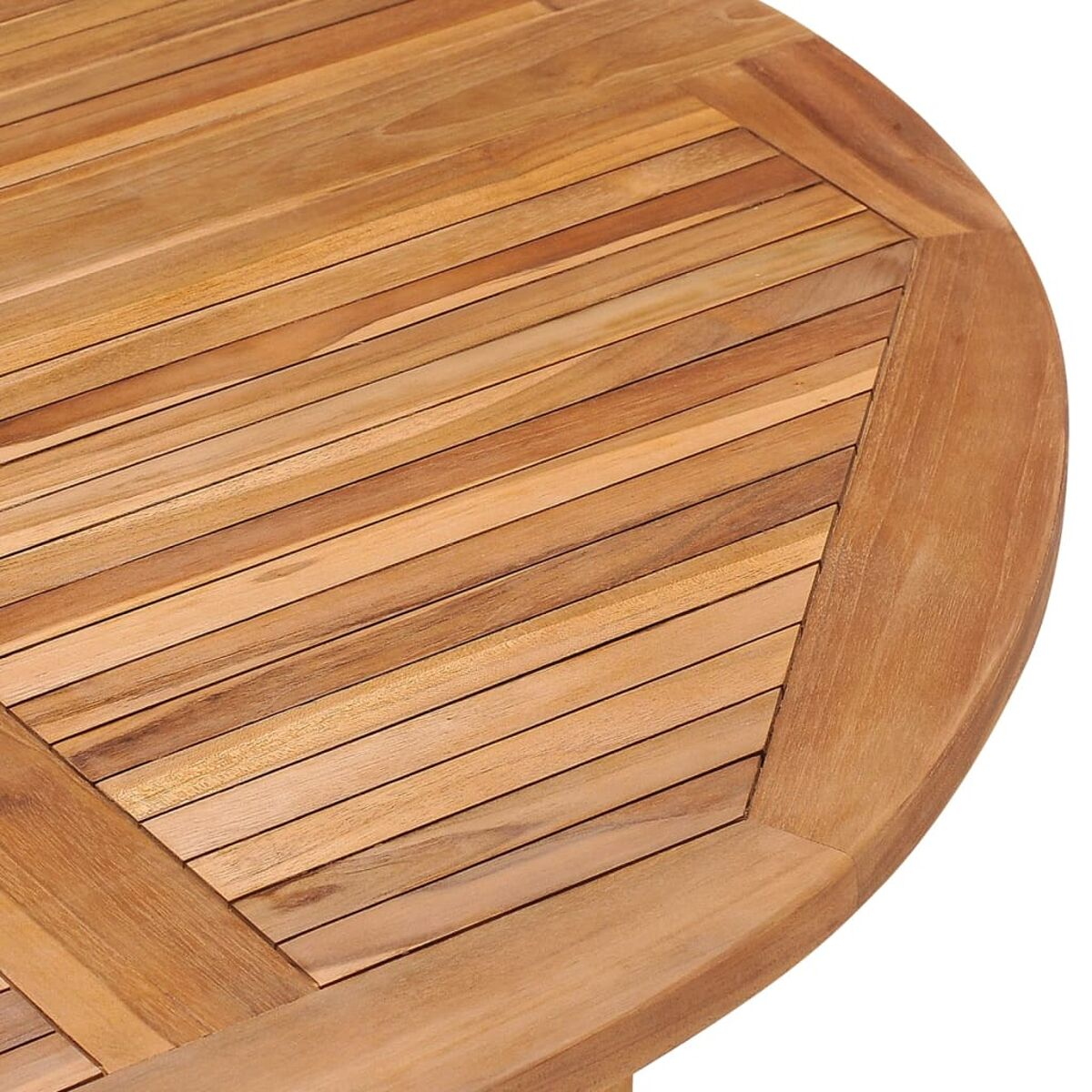 Holztisch. Die Tischplatte besteht aus Holzplanken. Es hat eine runde Form mit einem ausgeprägten Muster.