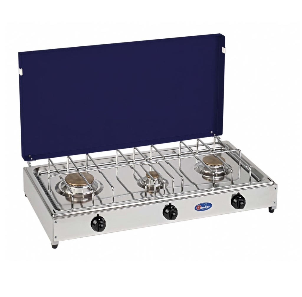 Un fornello a gas in acciaio inox con tre fuochi e coperchio blu navy.