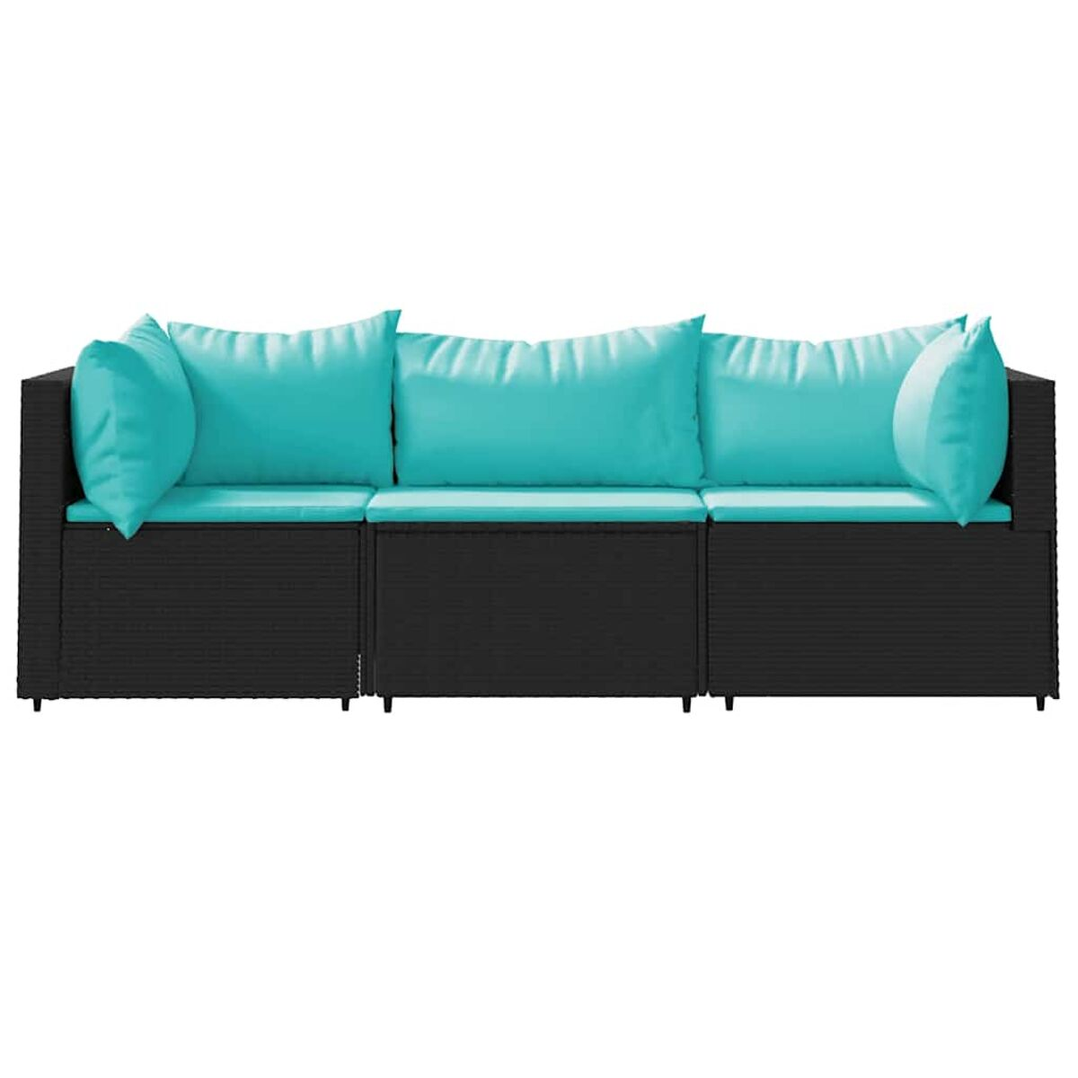 Dreisitziges schwarzes Rattan-Sofa mit türkisfarbenen Kissen vor weißem Hintergrund.