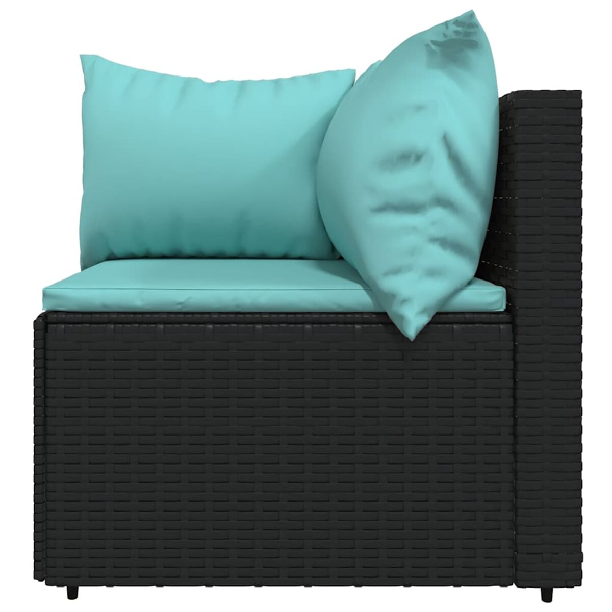 Schwarzes Ecksofa aus Korbgeflecht mit türkisfarbenen Kissen und weißem Hintergrund.