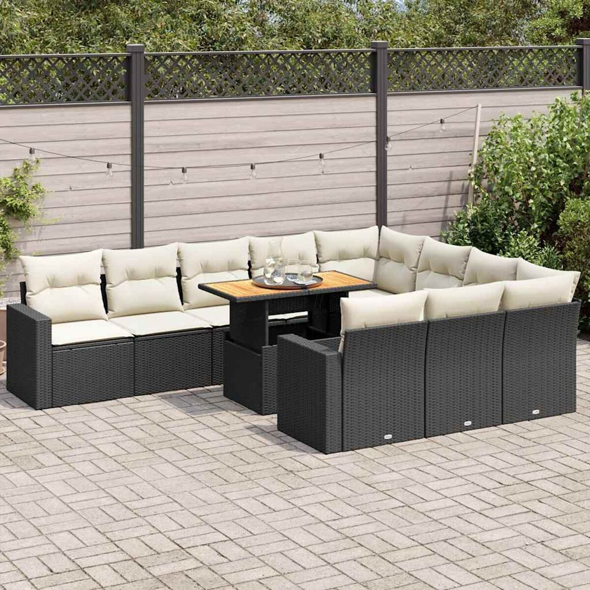 Set di mobili da patio per esterni con tavolo e cuscini, su un patio in pietra.