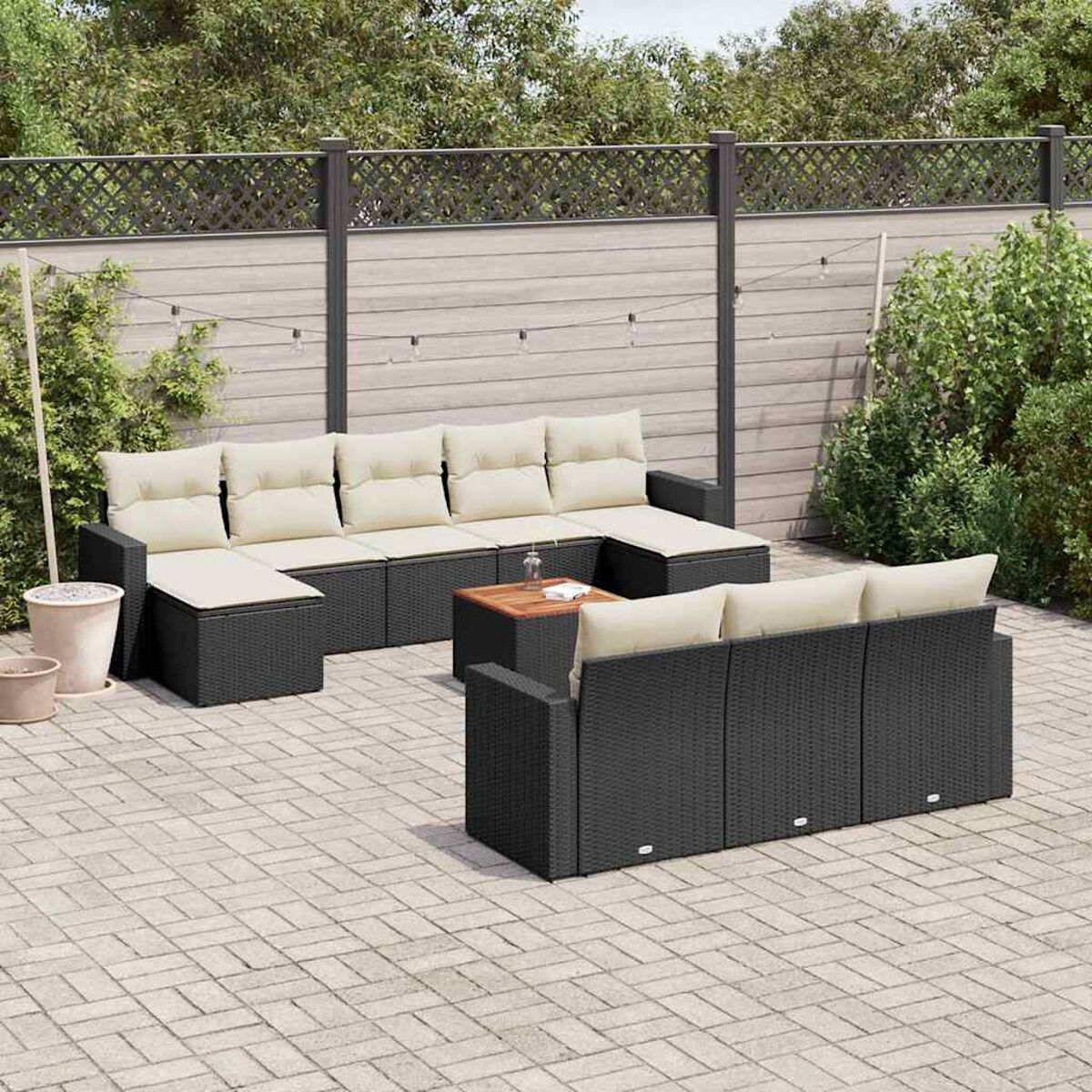 Outdoor-Geflecht-Sofagarnitur, einschließlich Eckelement, Sofa und Couchtisch auf Ziegelpflaster.