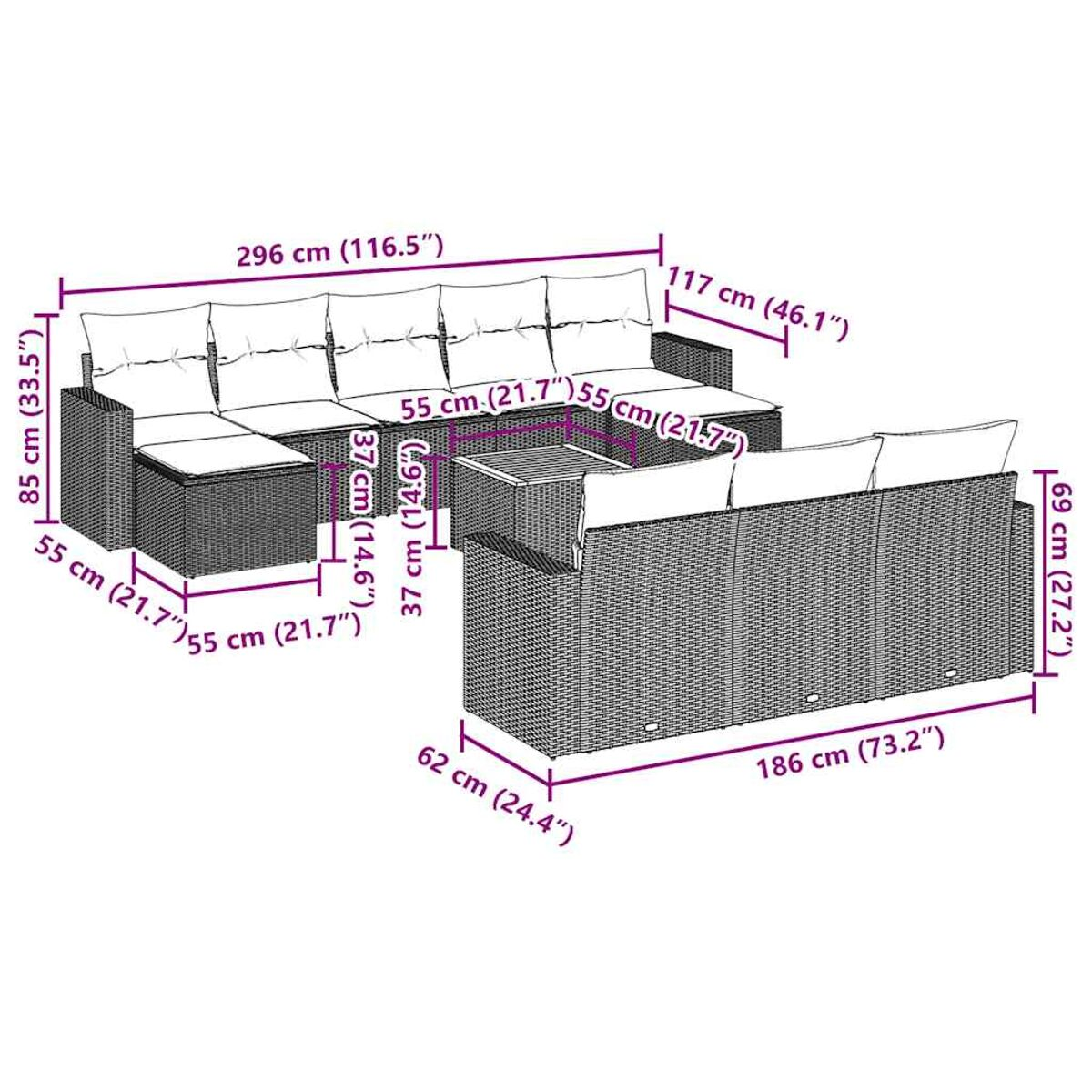 Ein großes Ecksofa aus Rattan mit Maßangaben. Es hat weiße Kissen und einen Tisch.
