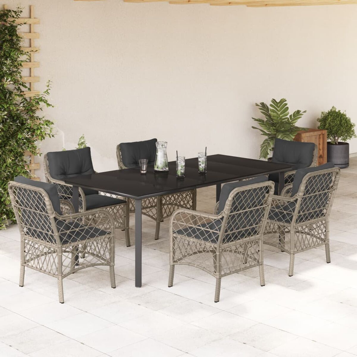 Ein Ess-Set im Freien mit einem schwarzen Tisch, sechs Stühlen und Gläsern. Die Umgebung ist draußen.