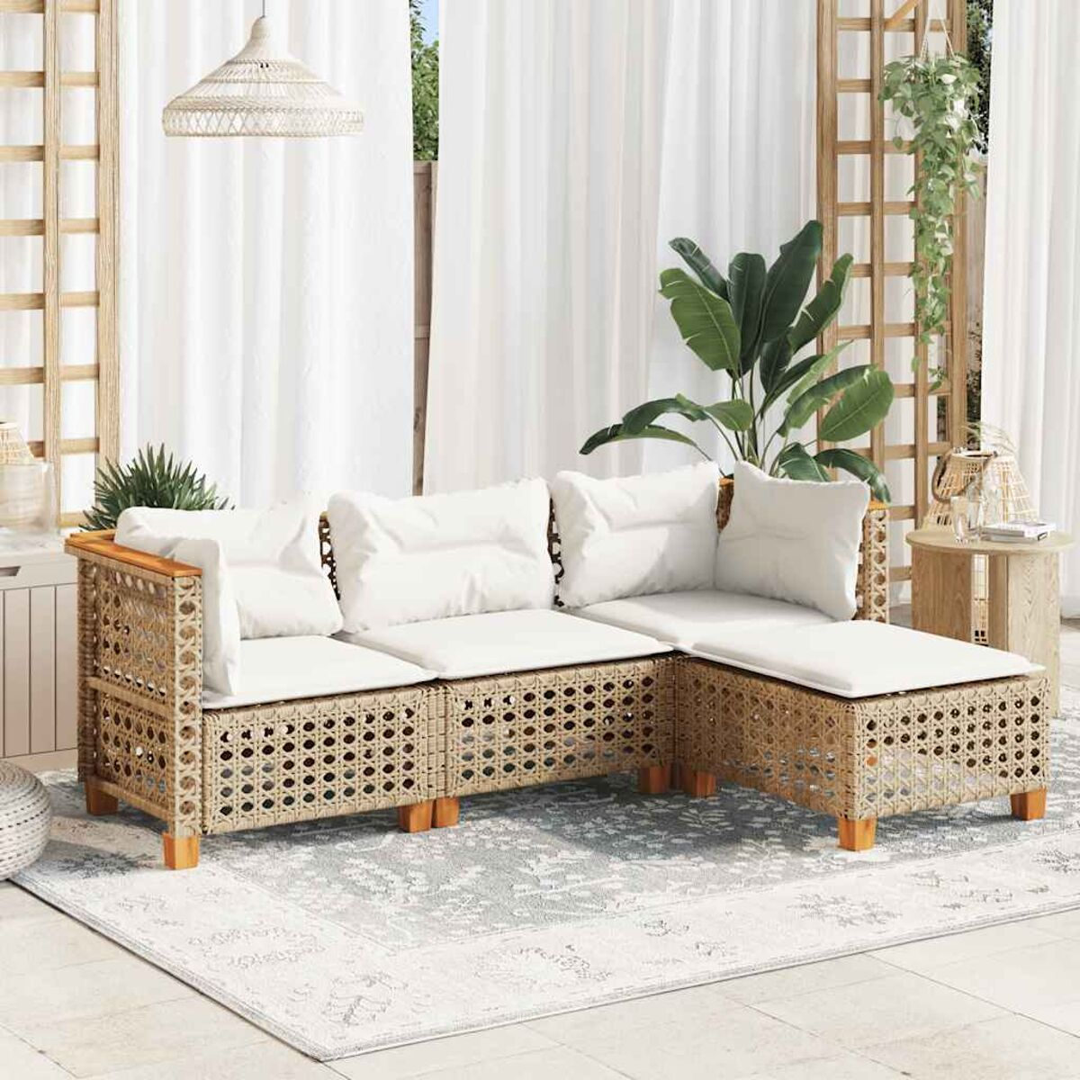 Ein Outdoor-Rattan-Sofaset mit weißen Kissen auf einer grau gemusterten Terrasse.
