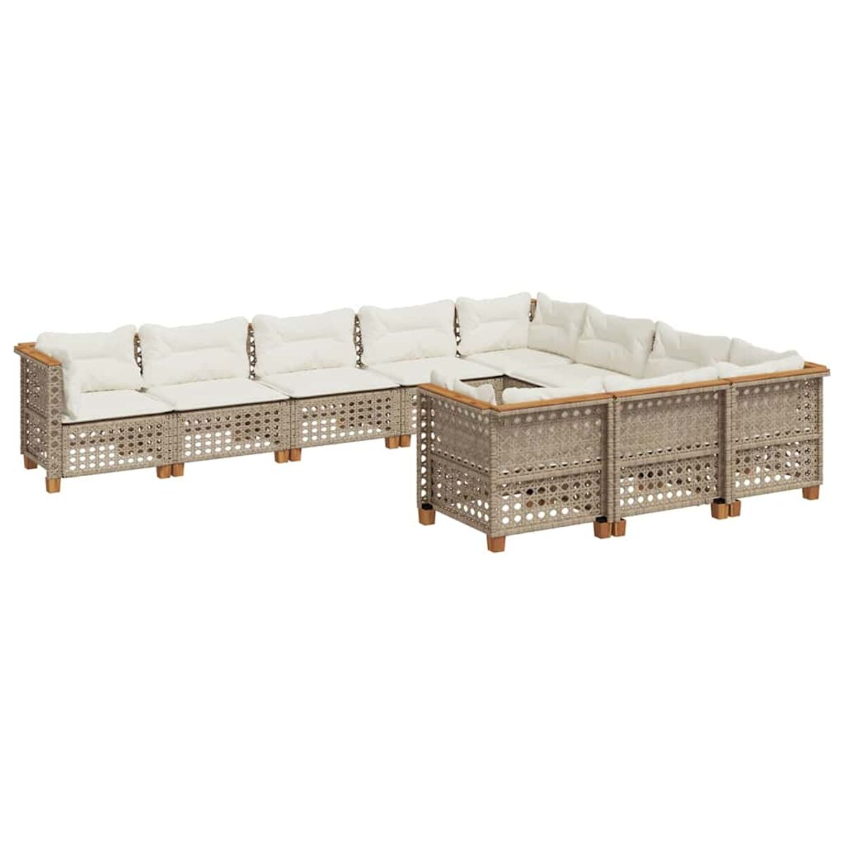 Set divano da esterno in vimini beige con cuscini bianchi. Tavolo con piano in vetro.