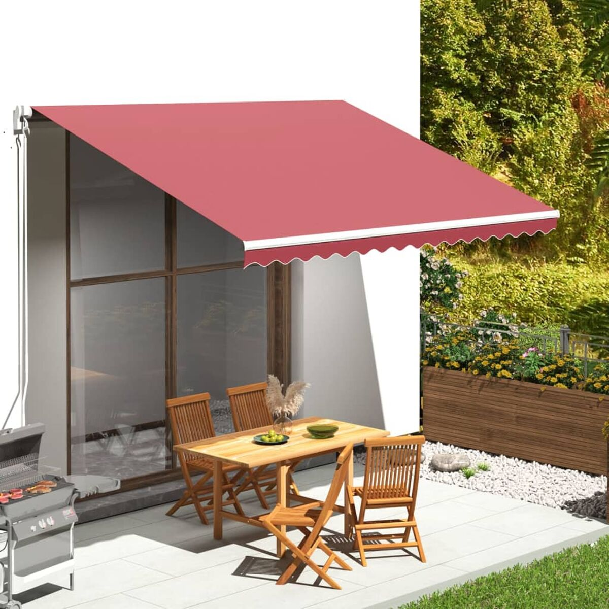 Szene einer Terrasse im Freien mit roter Markise, einem Holztisch, Stühlen und einem Grill. Pflanzen im Hintergrund.