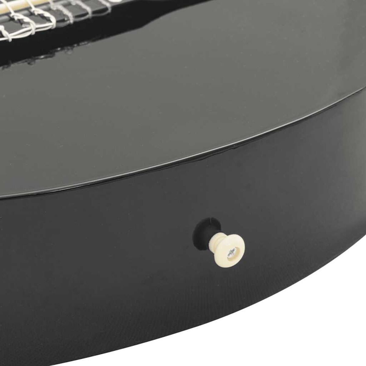 Nahaufnahme eines schwarzen Gitarrenkörpers, der die Seite und die Platzierung eines weißen Stimmwirbels zeigt.