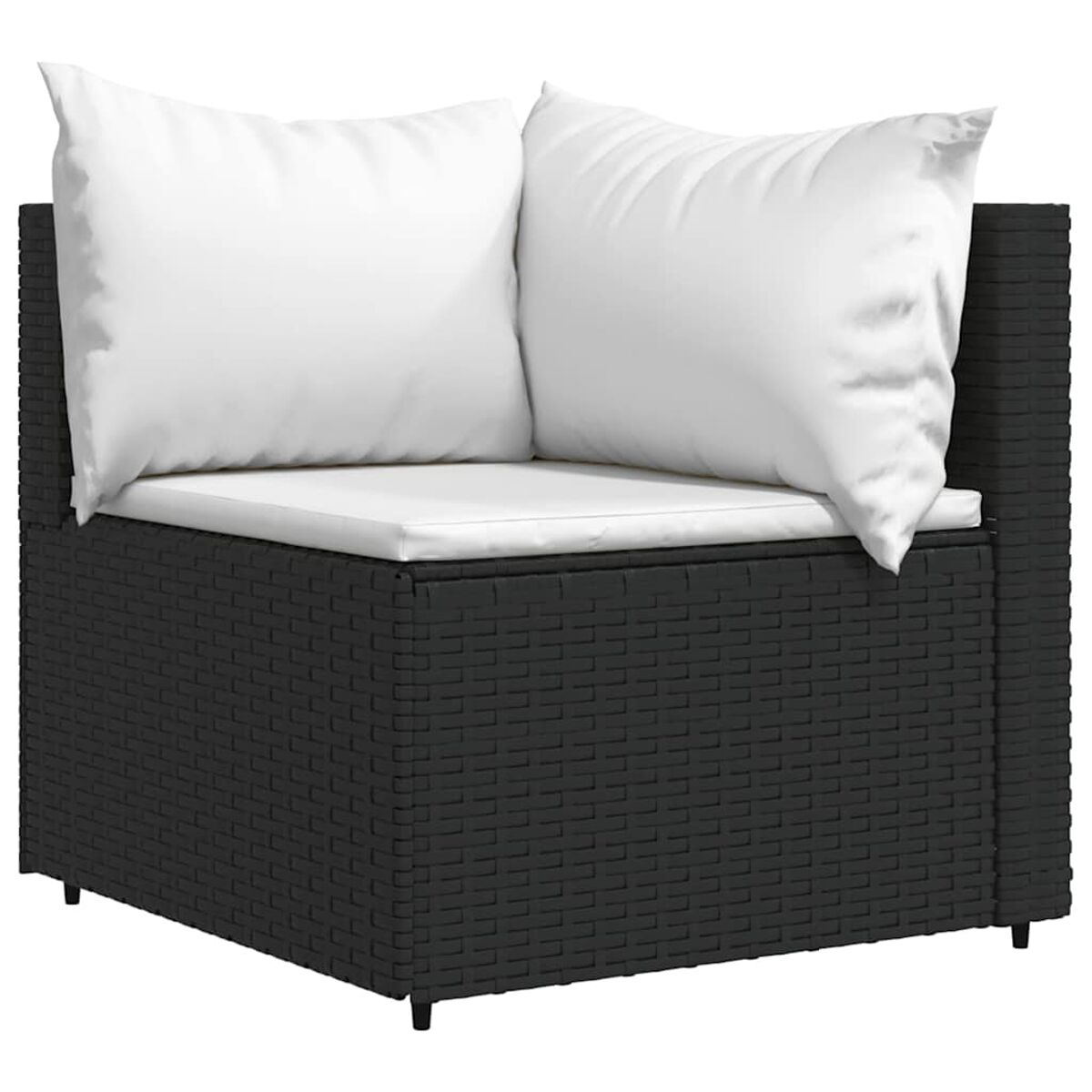 Schwarzes Ecksofa aus Korbgeflecht mit zwei weißen Kissen auf einer weißen Oberfläche.