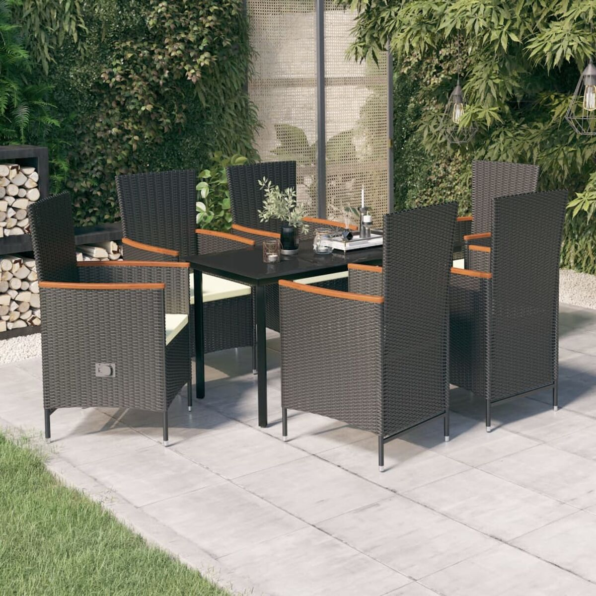 Ein Ess-Set für draußen mit Tisch und Stühlen. Die Szene spielt in einem Garten.