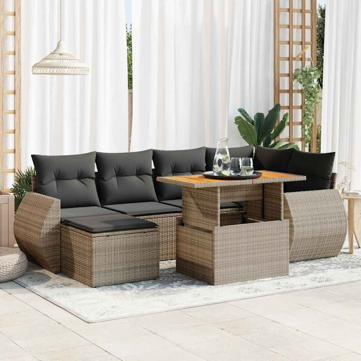 Rattan-Outdoor-Ecksofa mit Kissen und einem Tisch mit Hubfunktion.  Außenbereich.
