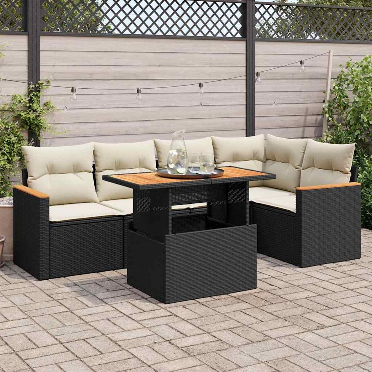 Outdoor-Möbelset mit Tisch und Sitzgelegenheiten auf einer Ziegelterrasse.