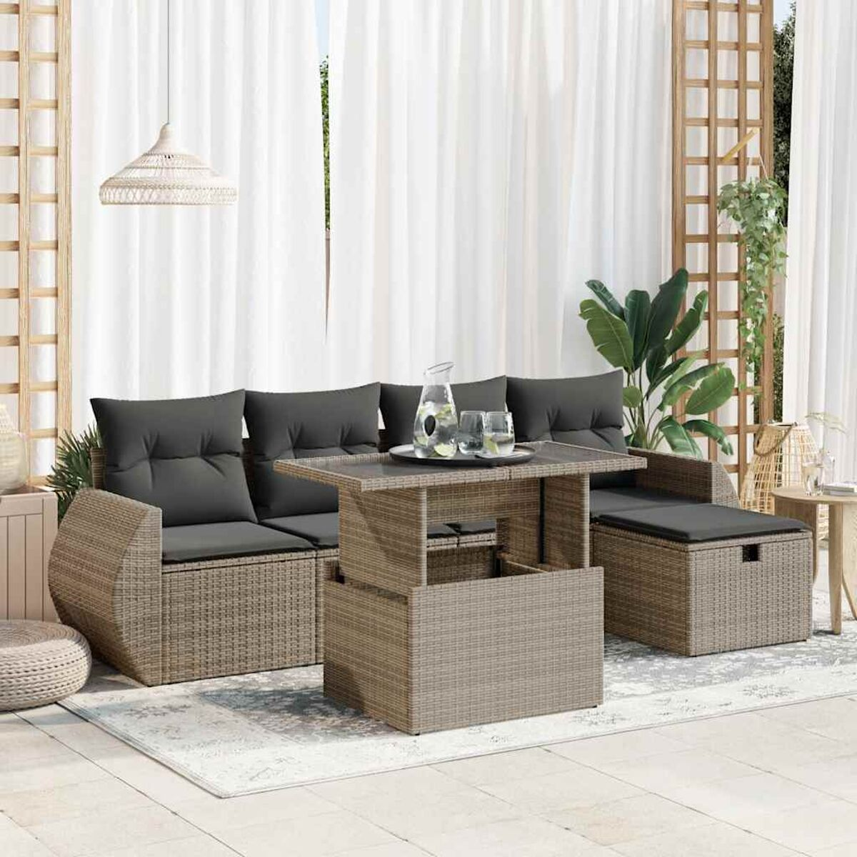 Wicker-Outdoor-Sofagarnitur mit Tisch, Kissen und einem Teppich.