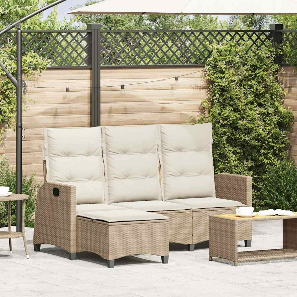 Set di mobili da giardino in rattan con divano e tavolo.