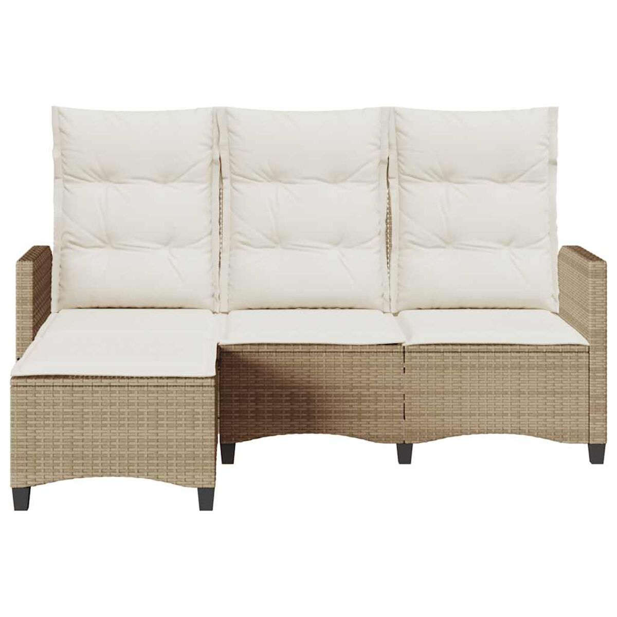 Divano in vimini con cuscini bianchi e chaise longue a forma di L, sfondo bianco.