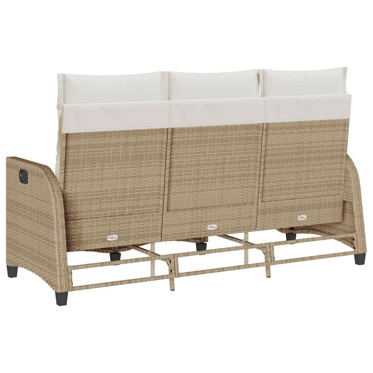 Vista posteriore di un divano esterno beige intrecciato con cuscini bianchi, su sfondo chiaro.