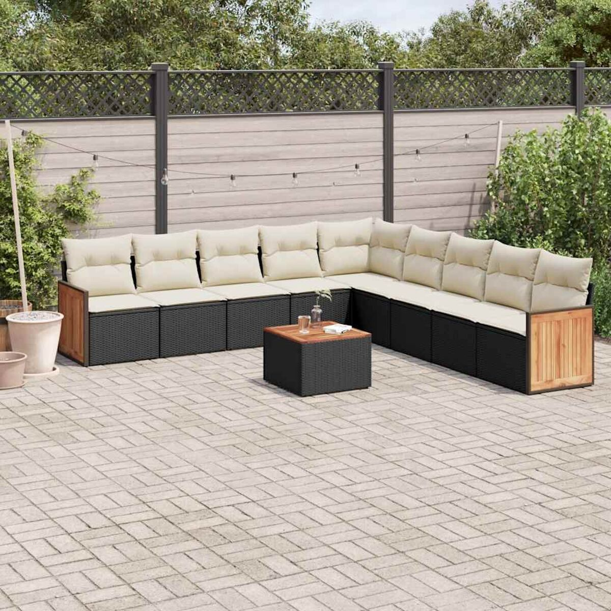 Outdoor-Sitzgruppe mit beigen Kissen und einem kleinen Tisch.