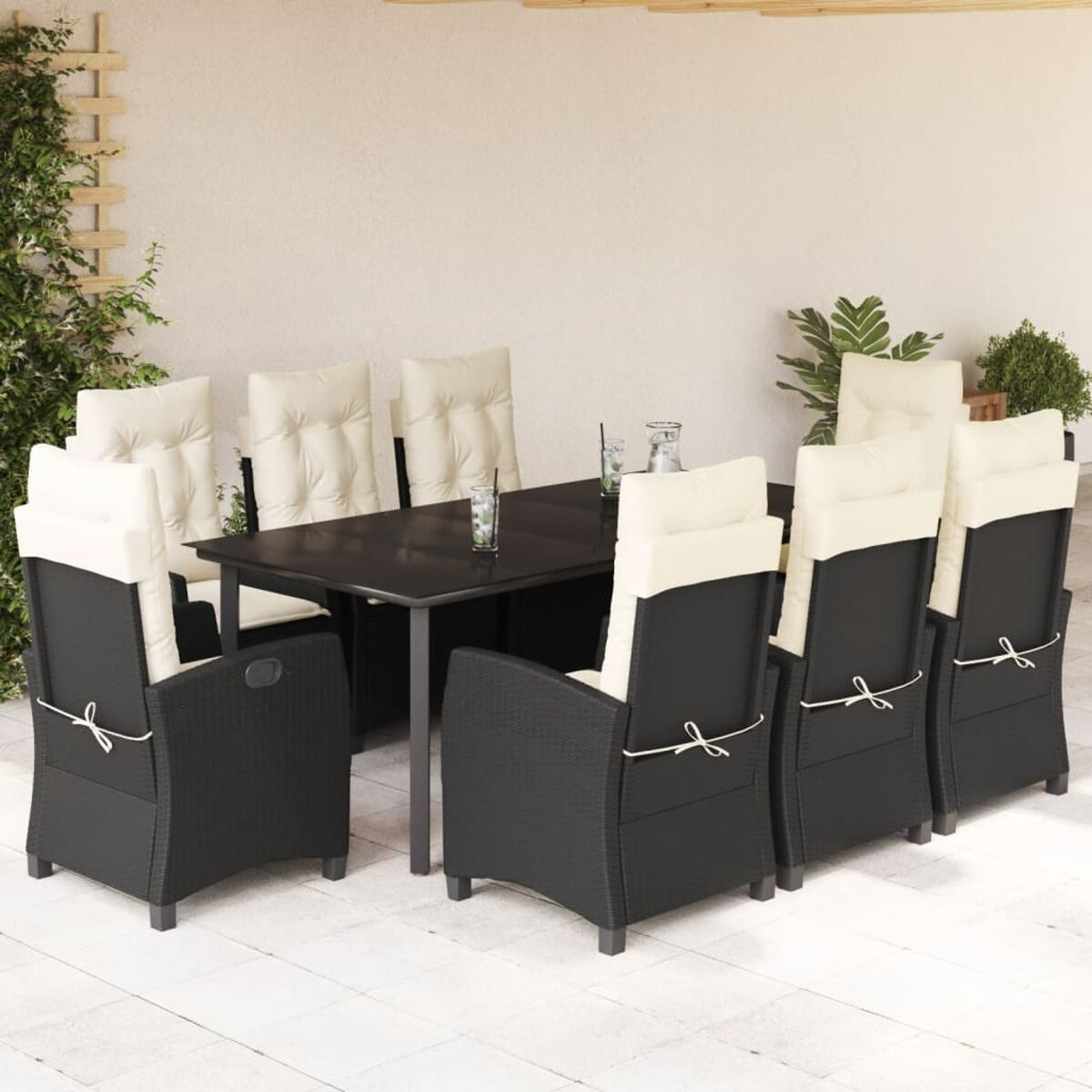 Schwarzes Esszimmer-Set aus Korbgeflecht mit cremefarbenen Kissen. Ansicht von hinten.