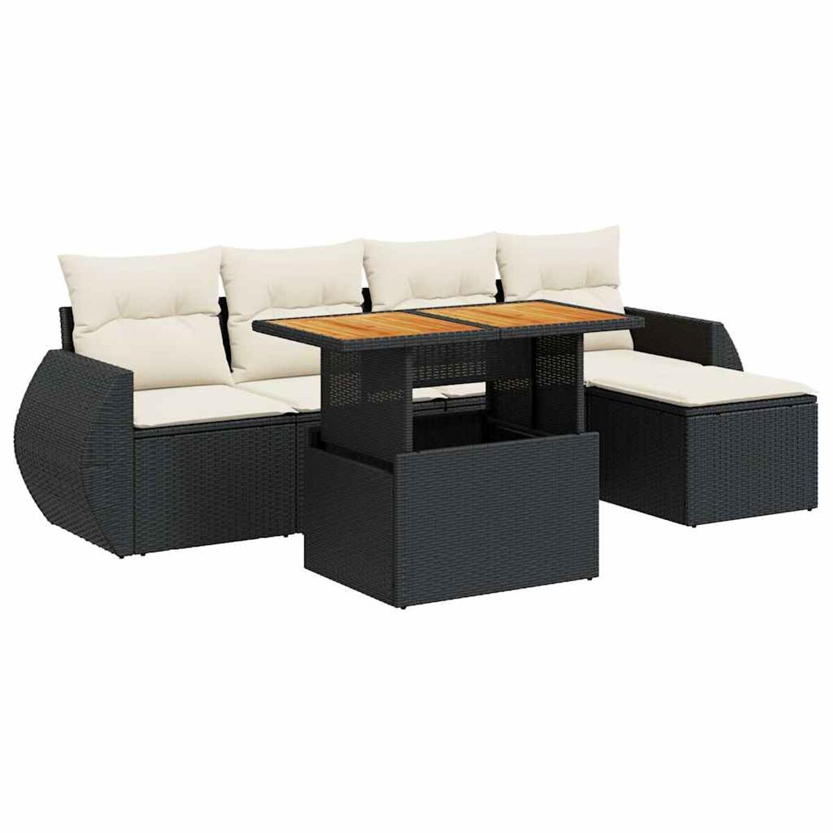 Divano in vimini nero con cuscini color crema, tavolo in legno e poggiapiedi. Sfondo bianco.