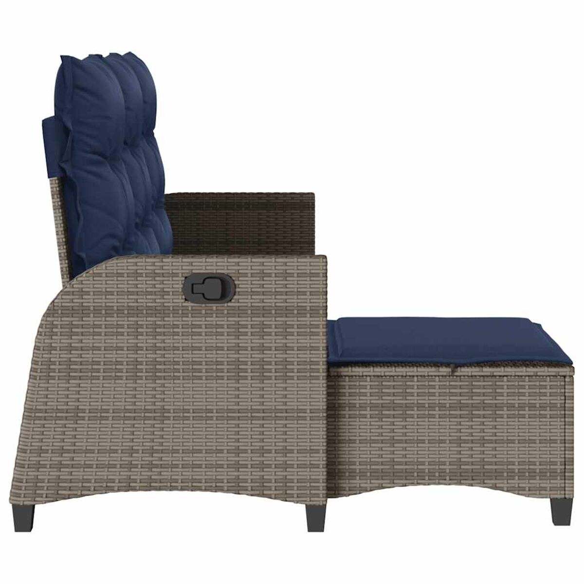 Rattan-Liegestuhl mit blauen Kissen. Es ist auf weißem Grund. Die Armlehne ist braun.