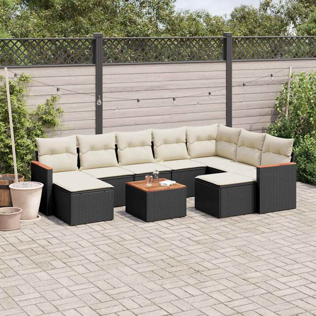 Outdoor-Ecksofa mit beigen Kissen, schwarzem Korbgewebe und Holztisch.