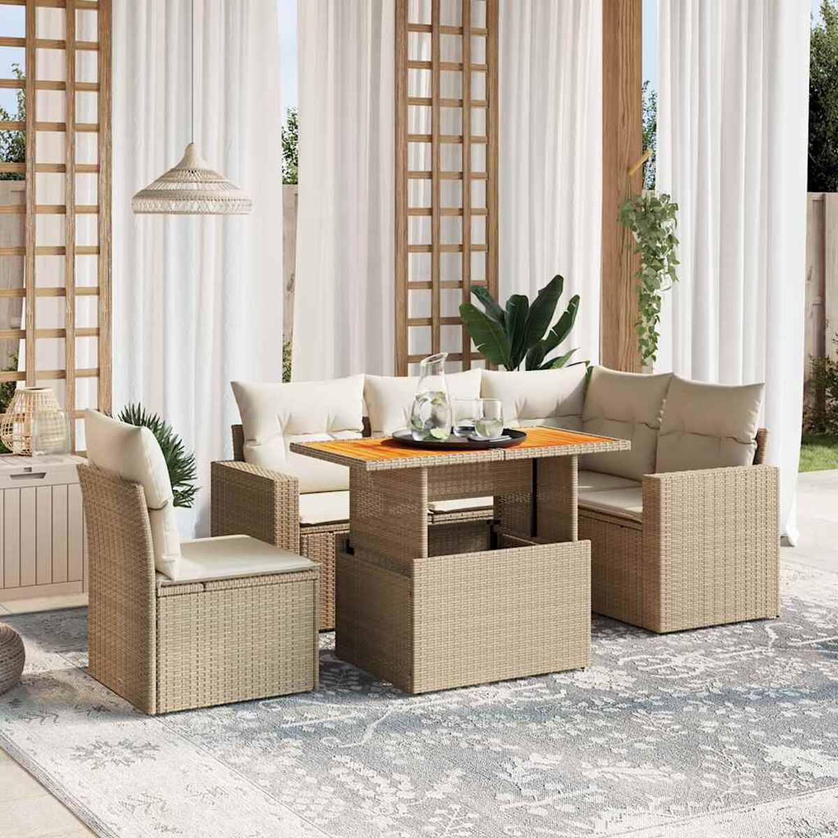 Set di mobili da patio con tavolo sollevabile e sedie. Tende bianche e tappeto fantasia visibili.
