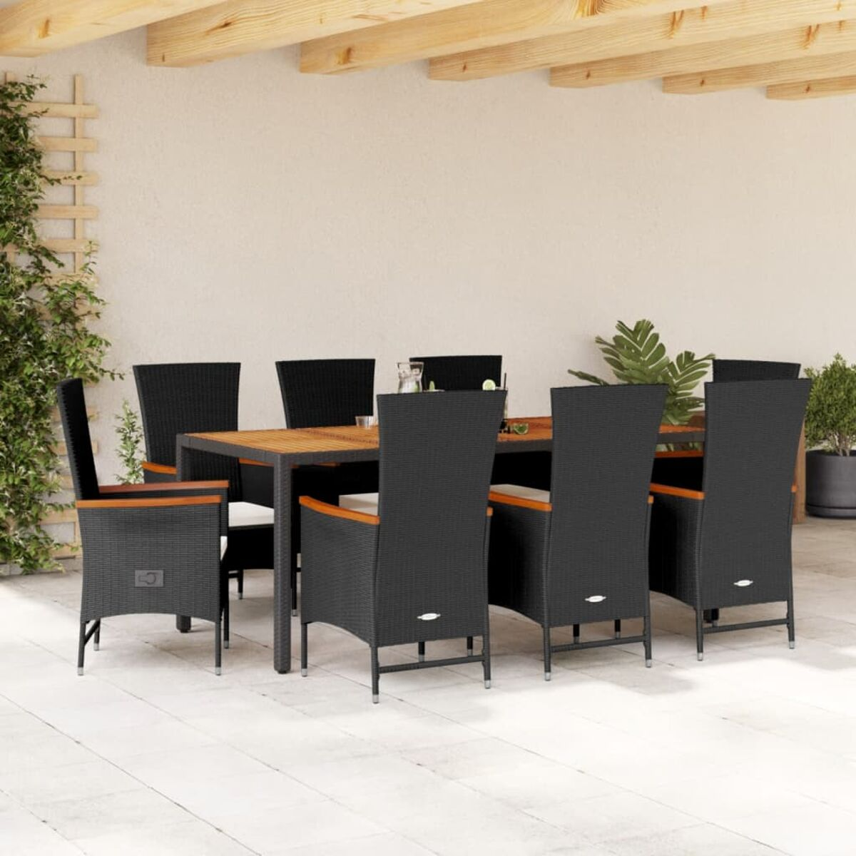 Un juego de comedor al aire libre en un patio. Cuenta con una mesa oscura y ocho sillas negras con detalles de madera.