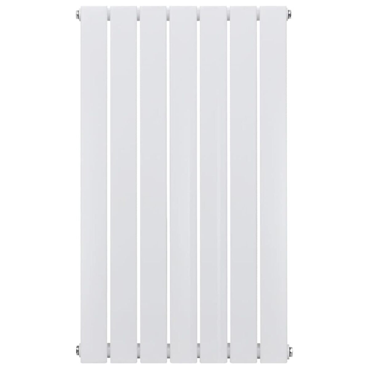 Un radiatore verticale bianco con sette barre verticali. Il radiatore è su uno sfondo bianco.