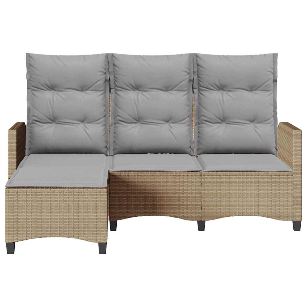 Divano componibile in vimini con cuscini grigi. Un lato è una chaise longue. Sfondo bianco.
