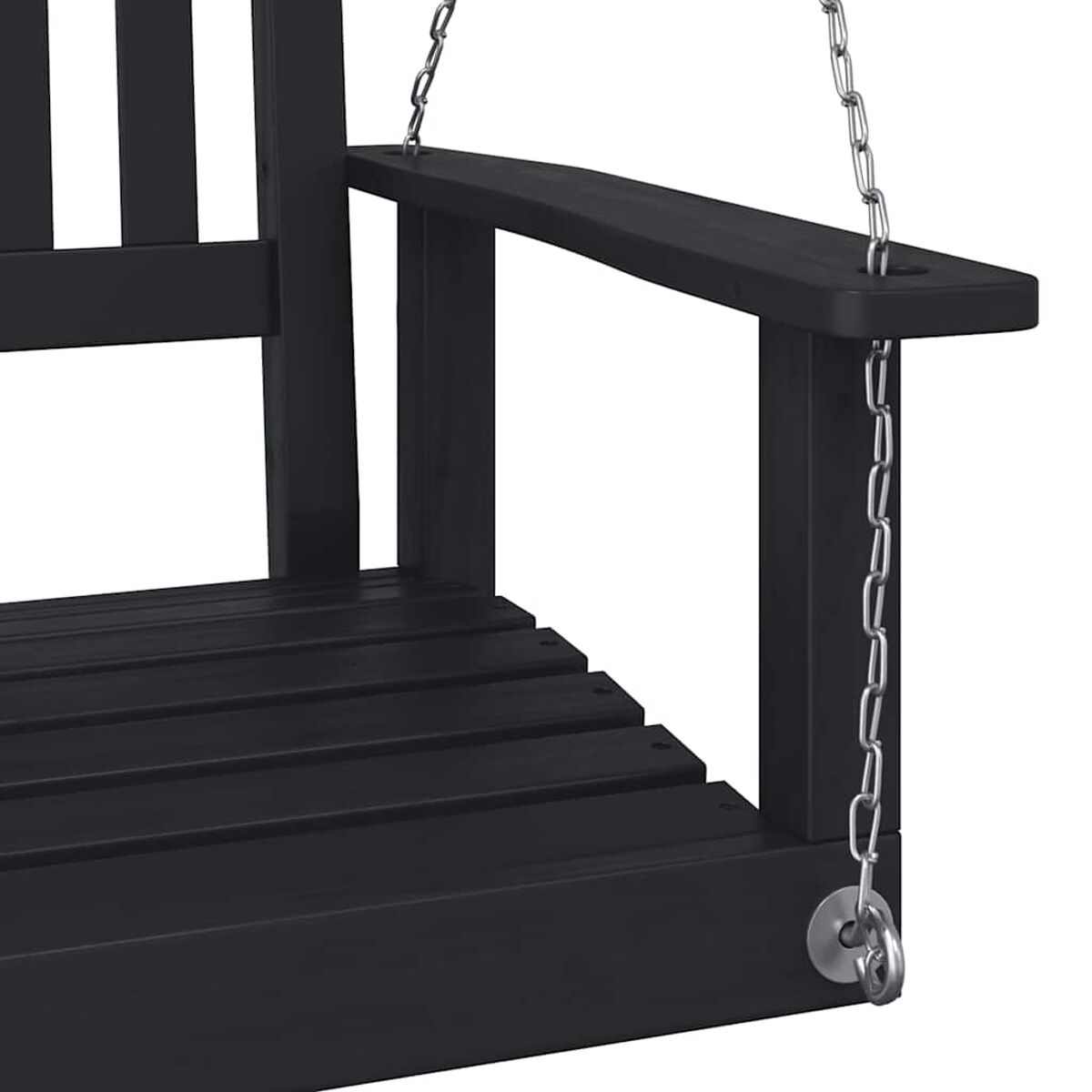 Eine schwarze Holzschaukel mit Ketten und Armlehnen. Die Schaukel hängt.