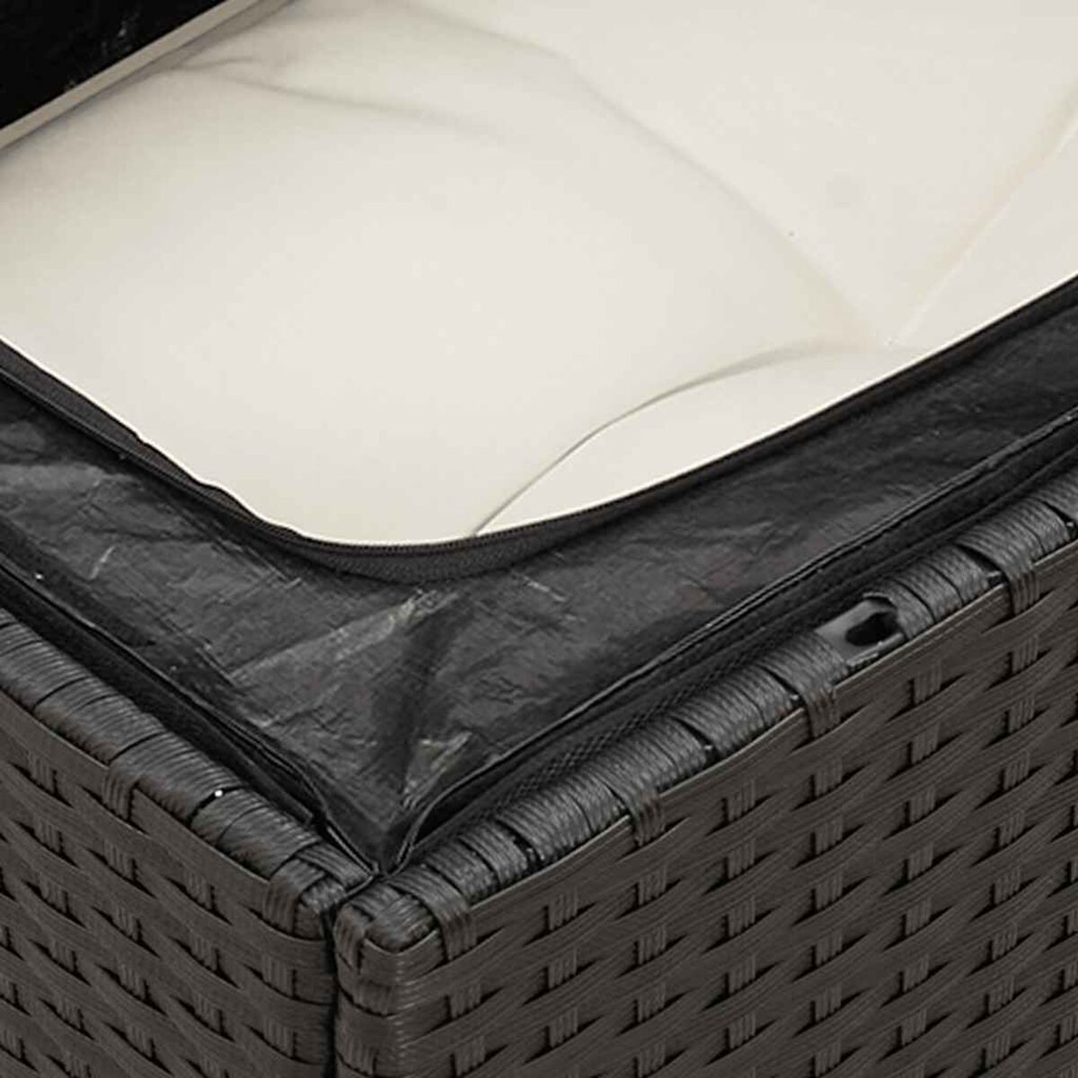 Nahaufnahme von braunem Outdoor-Sofa-Gewebe aus Korbgeflecht und einem Reißverschluss.