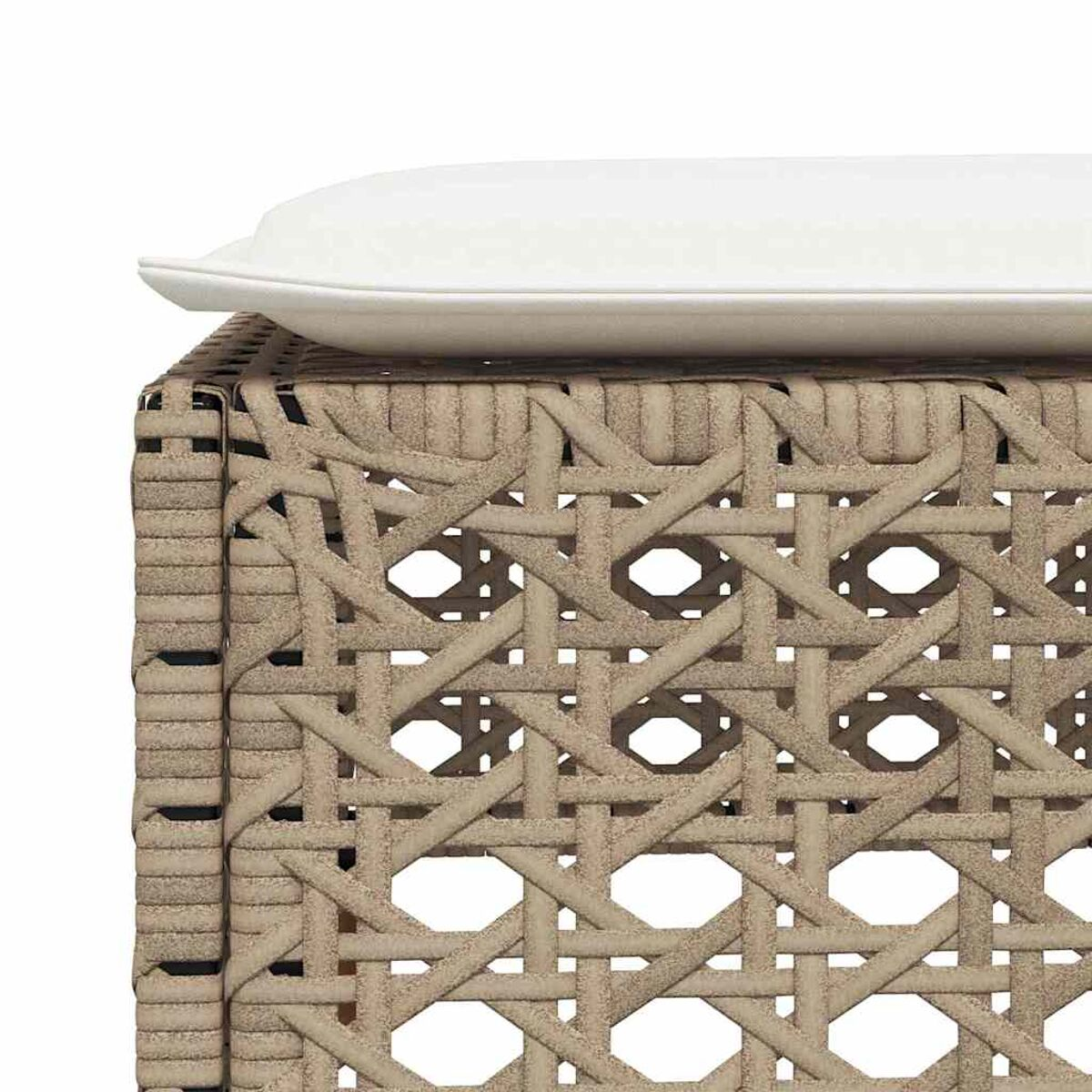 Primo piano di un pouf in vimini con un cuscino bianco. La trama intrecciata è visibile.