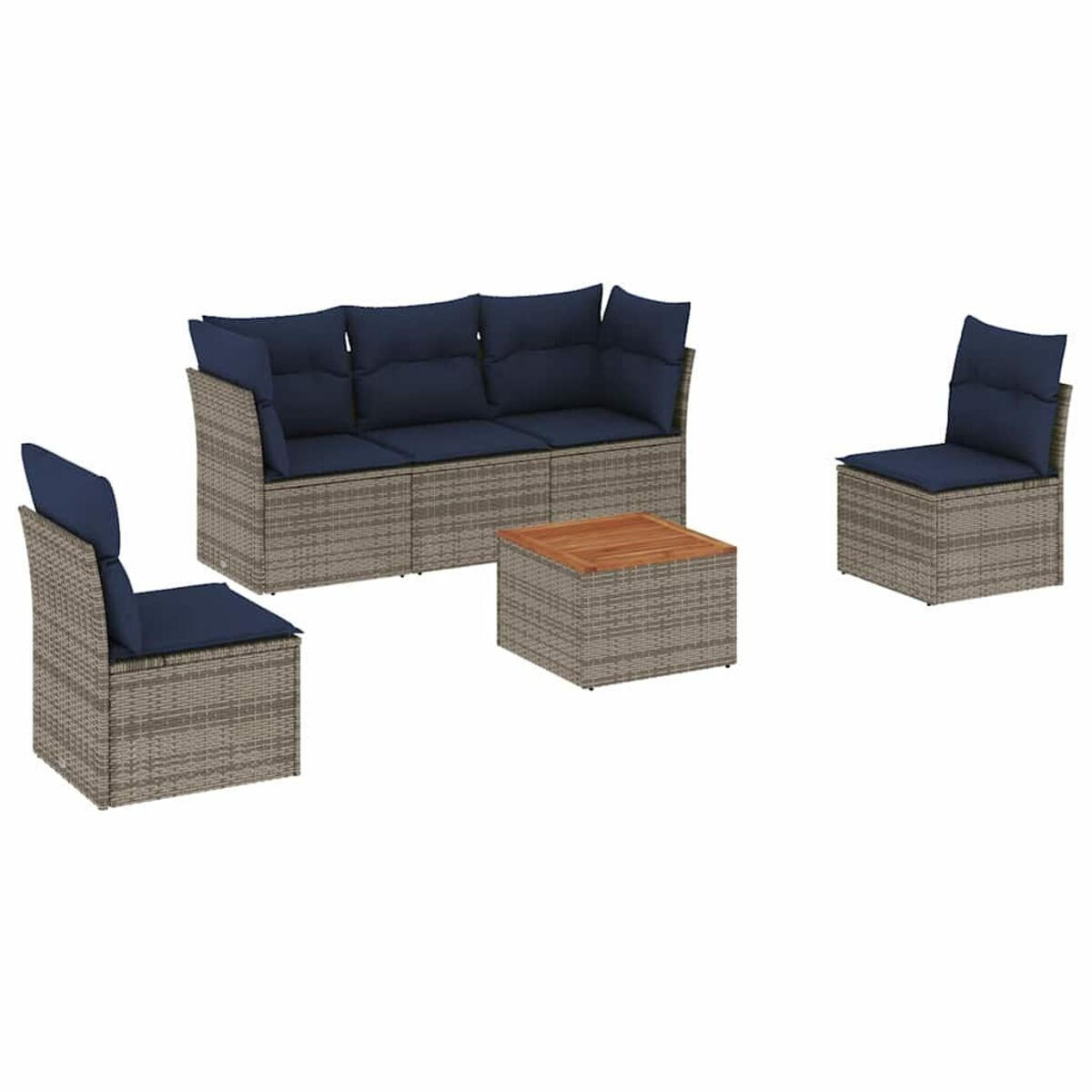 Set da esterno in vimini: divano, due sedie, tavolino. Cuscini blu e piano in legno.