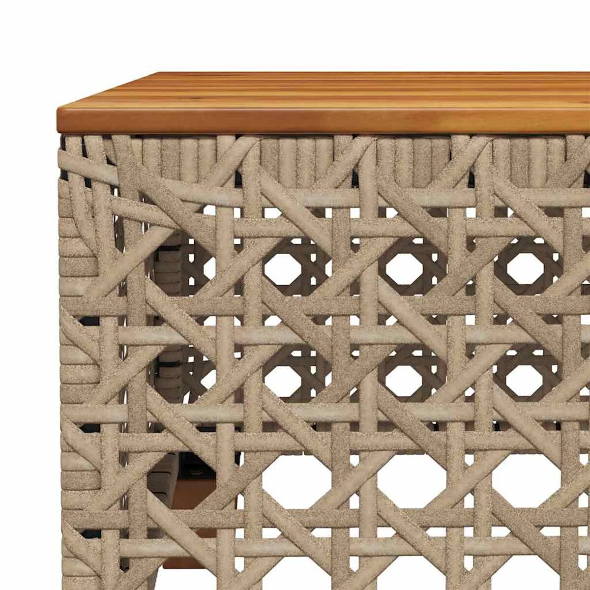 Primo piano di un dettaglio di mobili in rattan. Mostra il motivo intrecciato e una superficie superiore in legno.