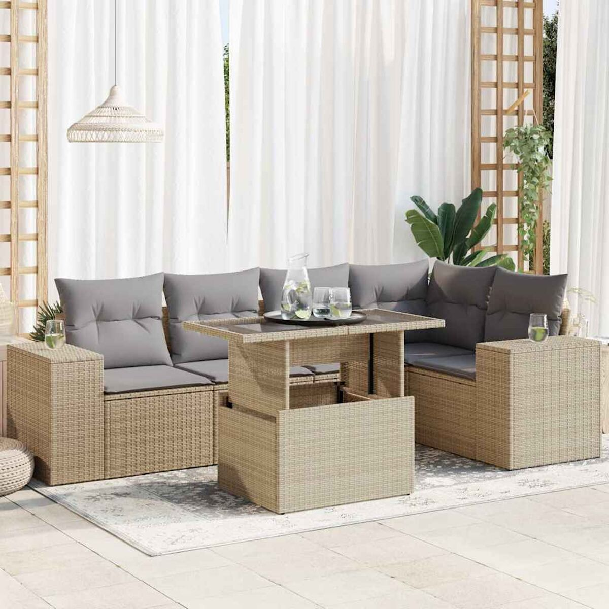 Set in rattan da esterno con tavolo, due divani e tappeto. Include cuscini grigi e bicchieri.