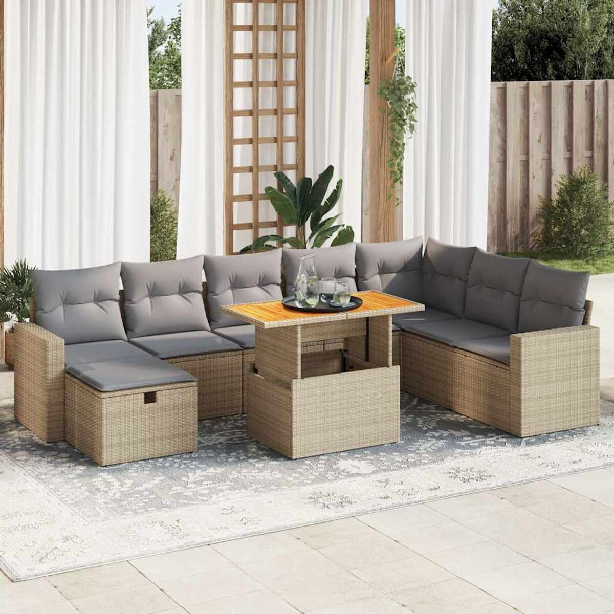 Terrassenmöbel-Set mit Hubtisch, Sofas und einem Teppich.
