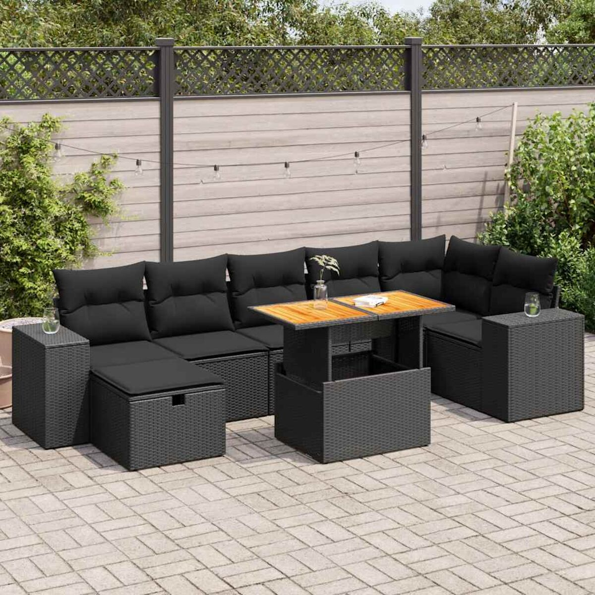 Set da patio esterno con tavolo e sedute.