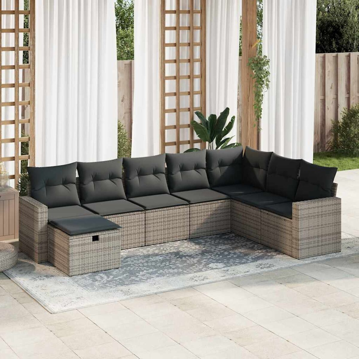L-förmiges Outdoor-Sofa auf einem Teppich, mit weißen Vorhängen.