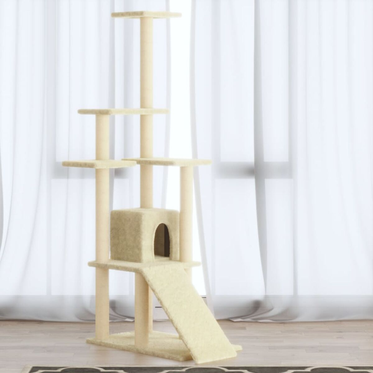 Ein beiger Katzenturm vor einem Fenster. Der Turm hat mehrere Ebenen, ein Haus und eine Rampe.