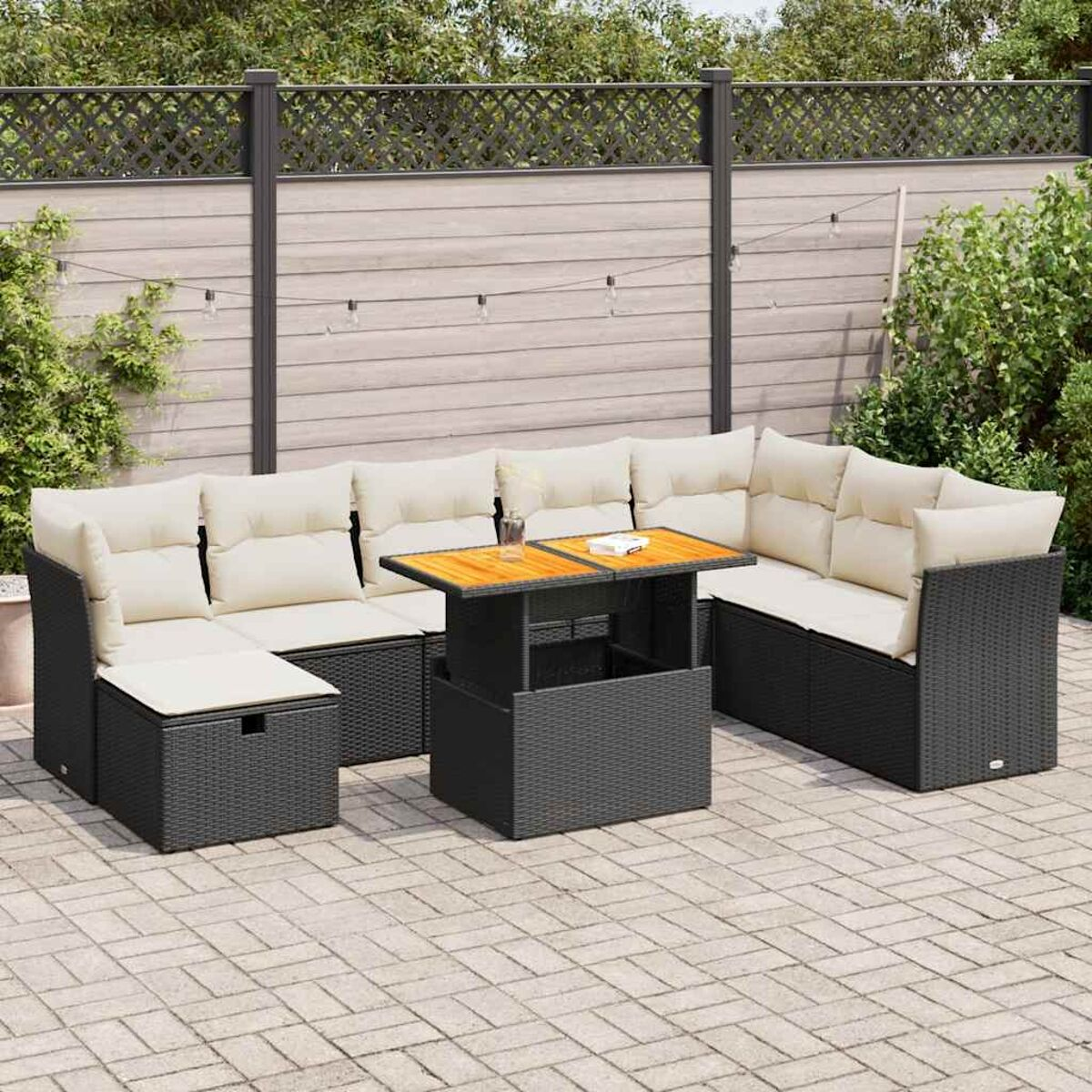 Gartenmöbel-Set mit Tisch und Ecksofa. Beige Kissen.