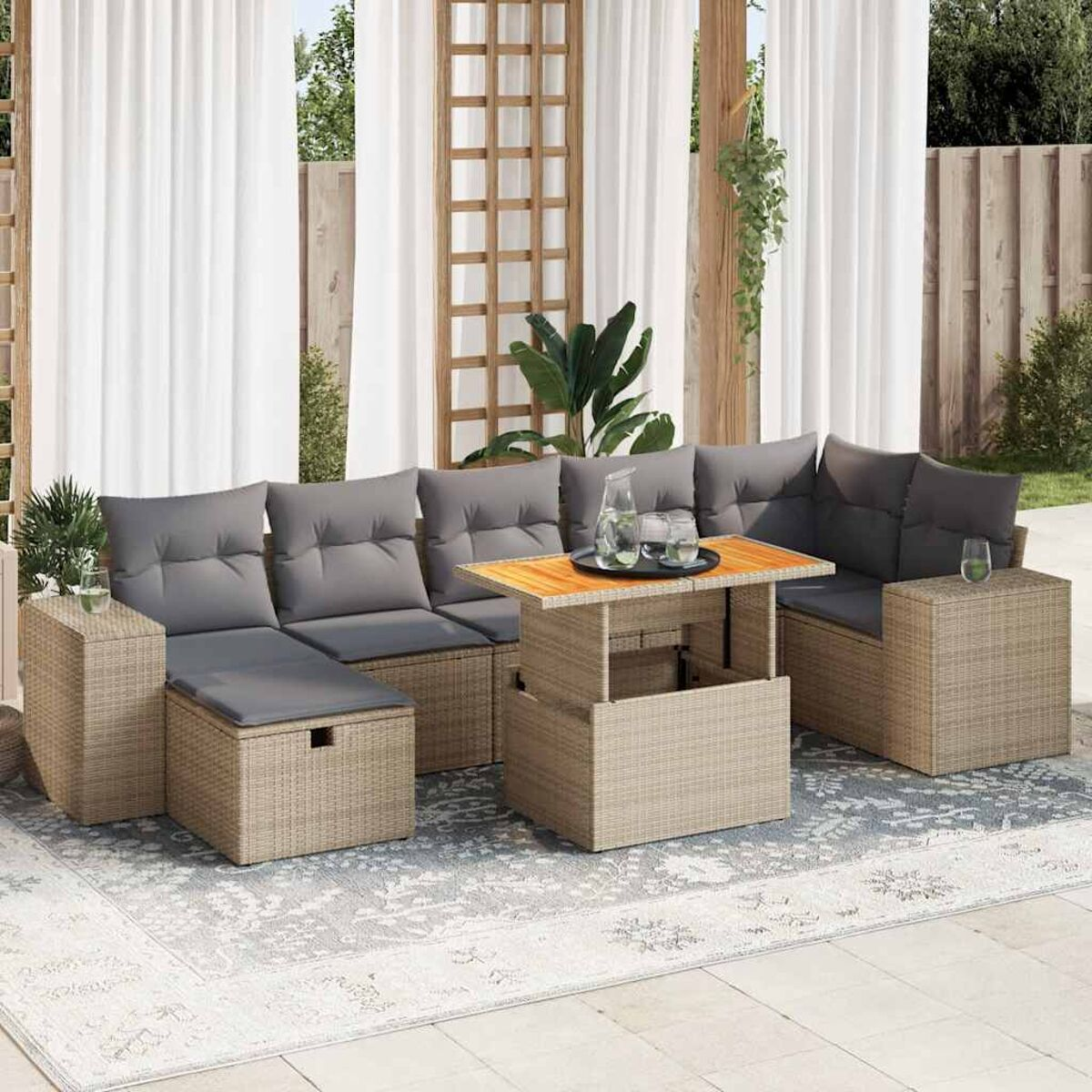 Un set di sedute da esterno con base in vimini beige e cuscini grigi. Il set include un tavolo elevabile.