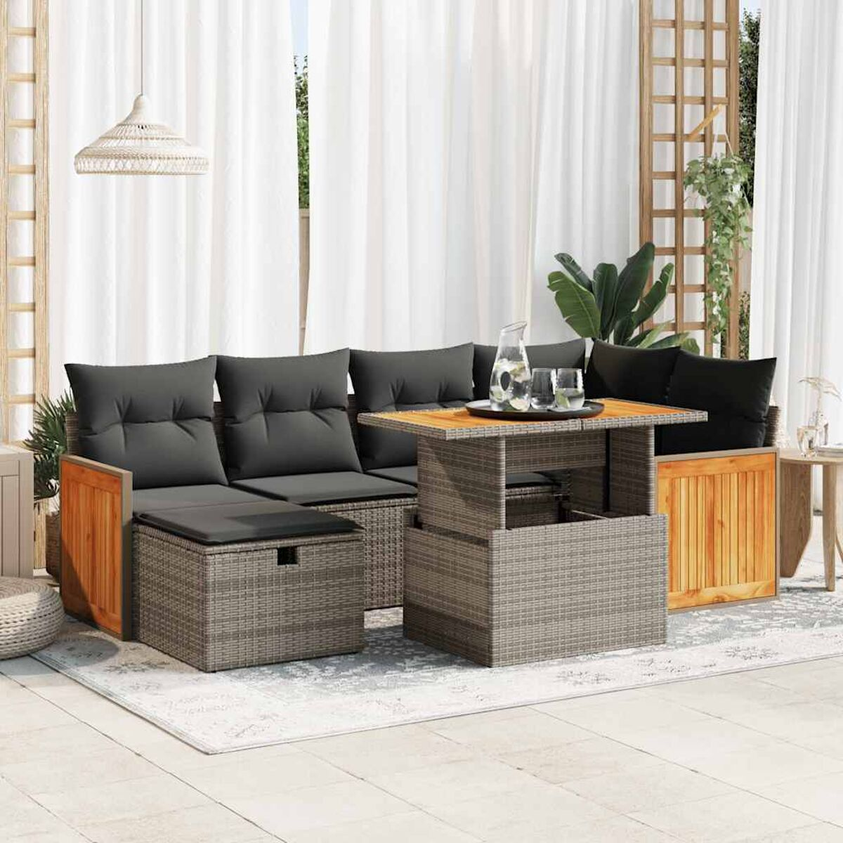 Rattan-Sofa-Set im Freien mit grauen Kissen und Tisch.