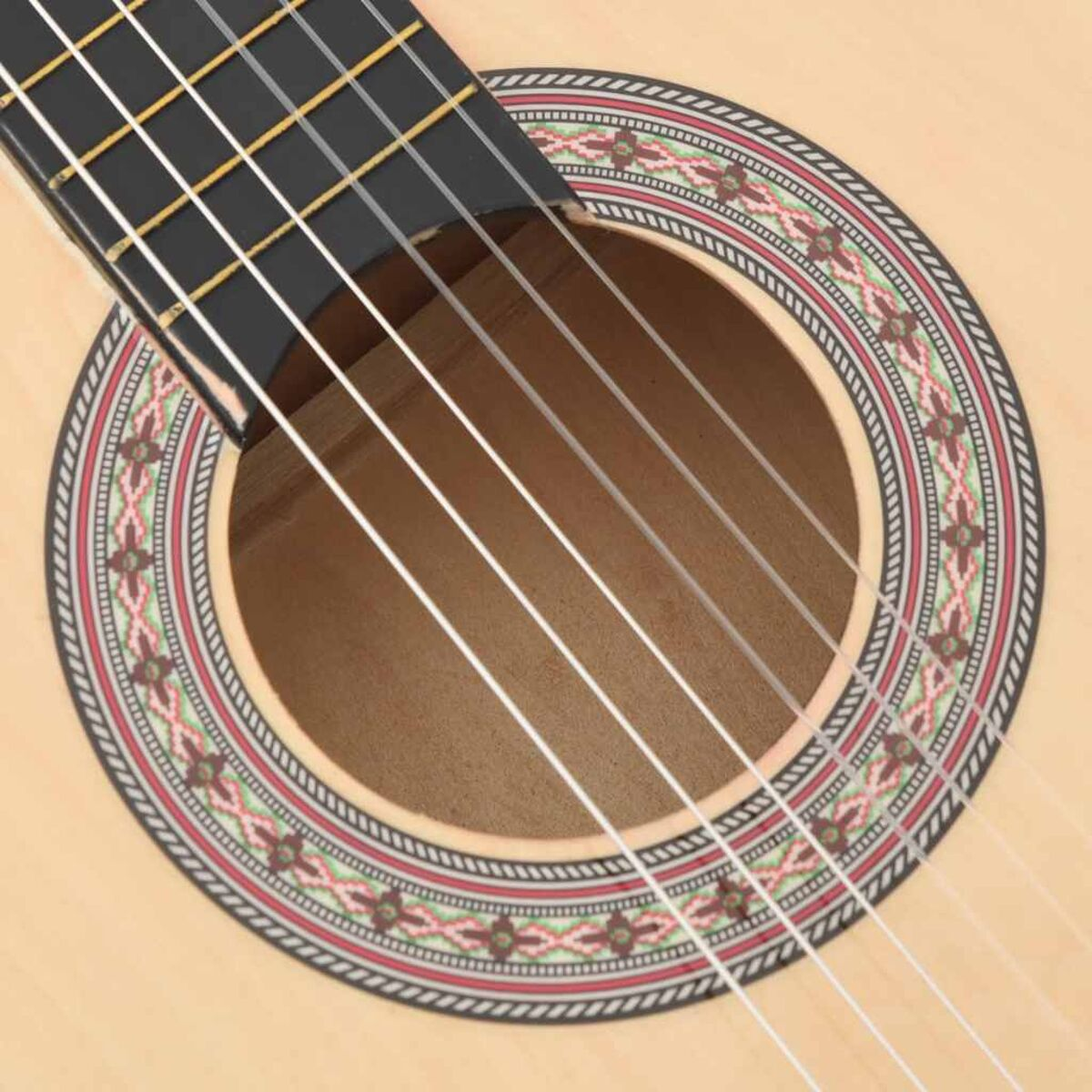 Nahaufnahme des Schalllochs einer Gitarre mit dekorativen Mustern und Saiten.