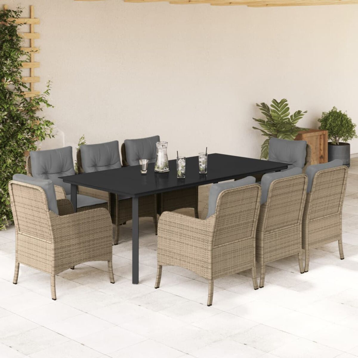 Essgruppe im Freien. Tisch mit Gläsern, Stühle mit grauen Kissen. Sonniger Tag.