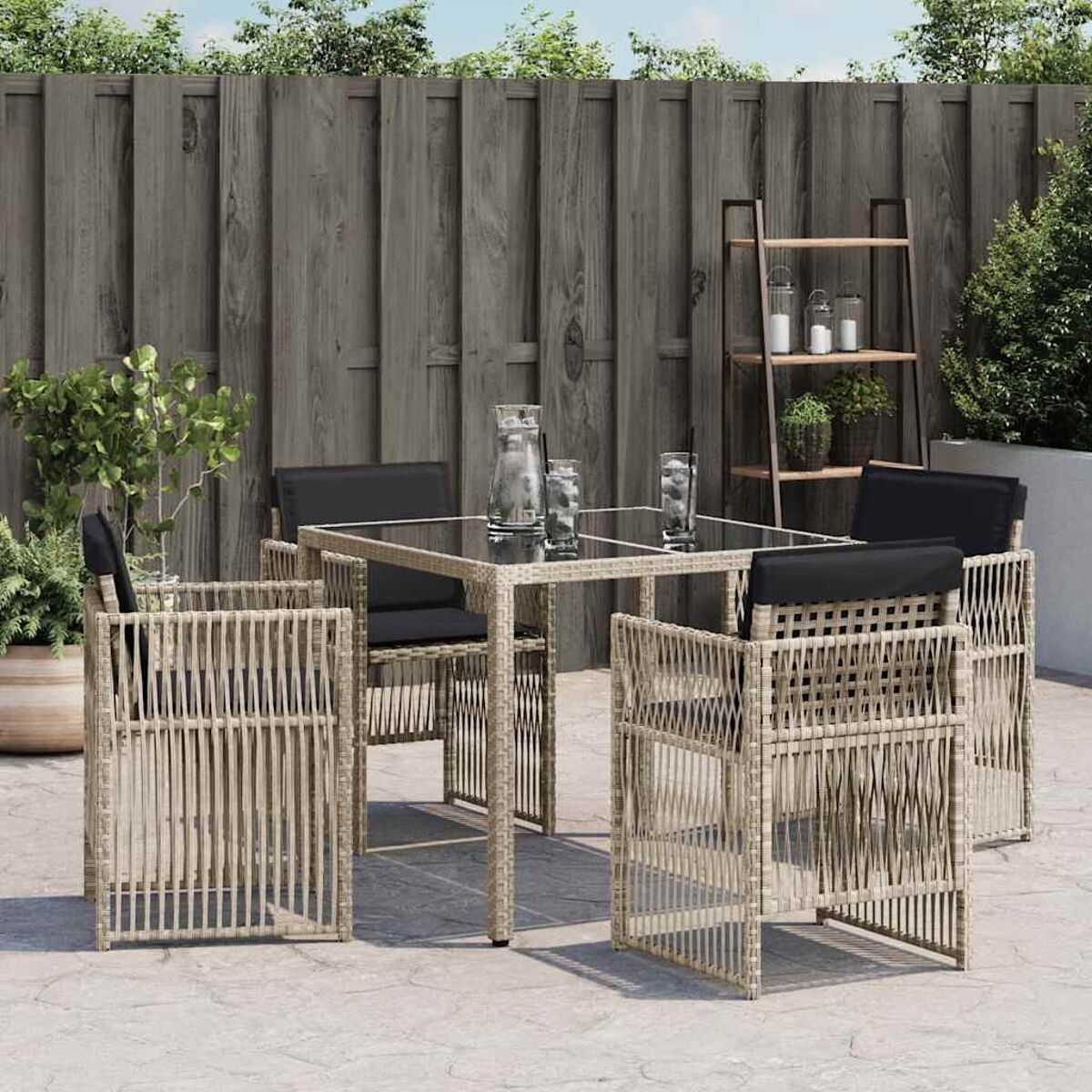 Set da pranzo all'aperto: tavolo con piano in vetro, quattro sedie e recinzione in legno.