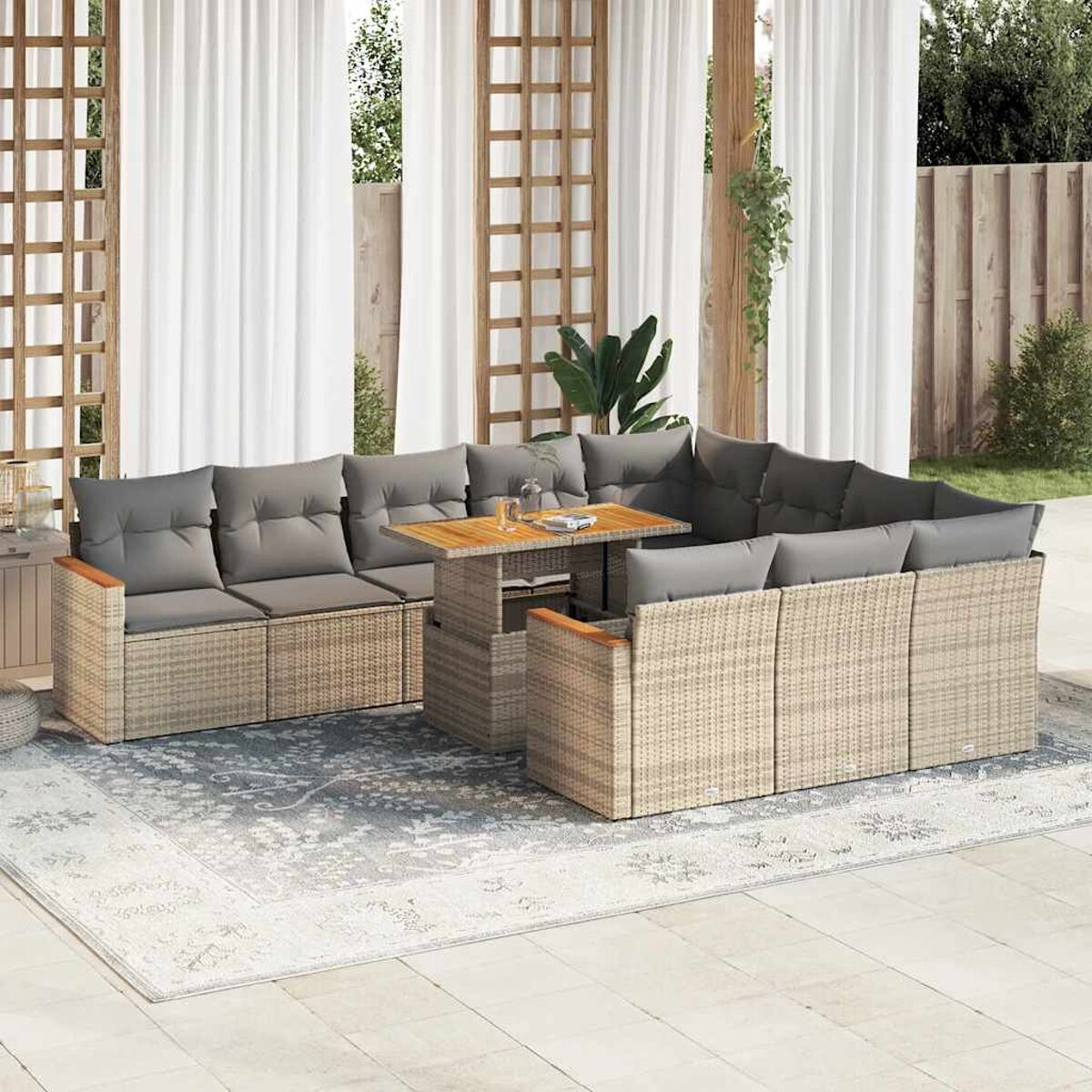 Un set di sedute per patio con cuscini grigi e un tavolo elevabile. Il set include mobili in vimini.