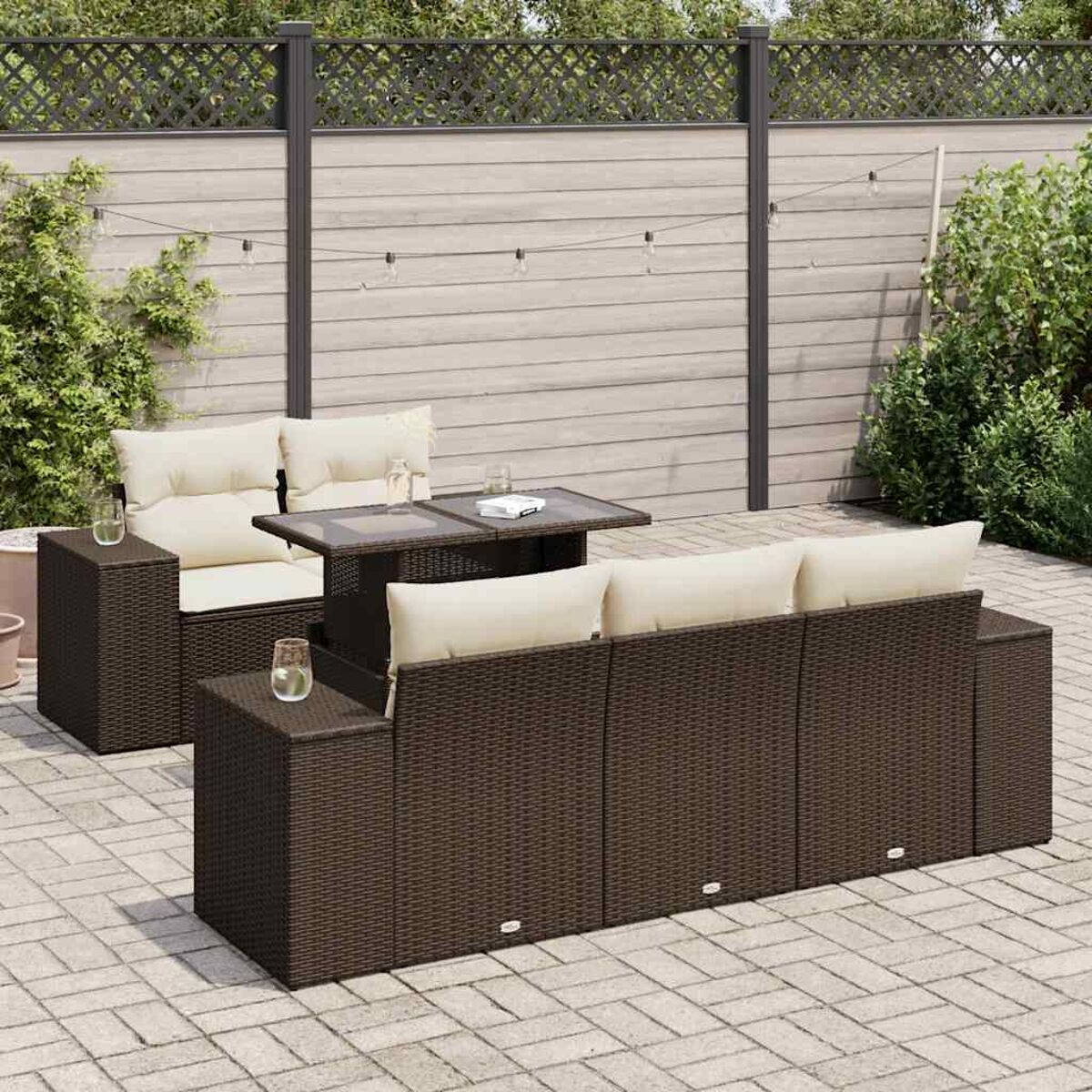 Gartenmöbel: Ecksofa und Sessel mit Tisch mit Glasplatte.