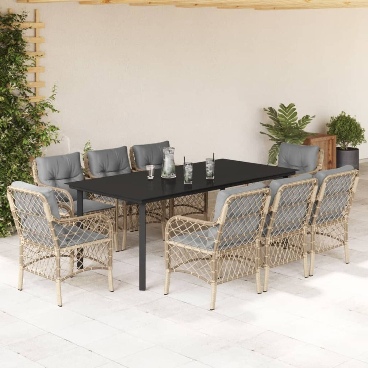 Essgruppe für draußen mit schwarzem Tisch, beigen Stühlen und grauen Kissen. Pflanzen im Hintergrund.