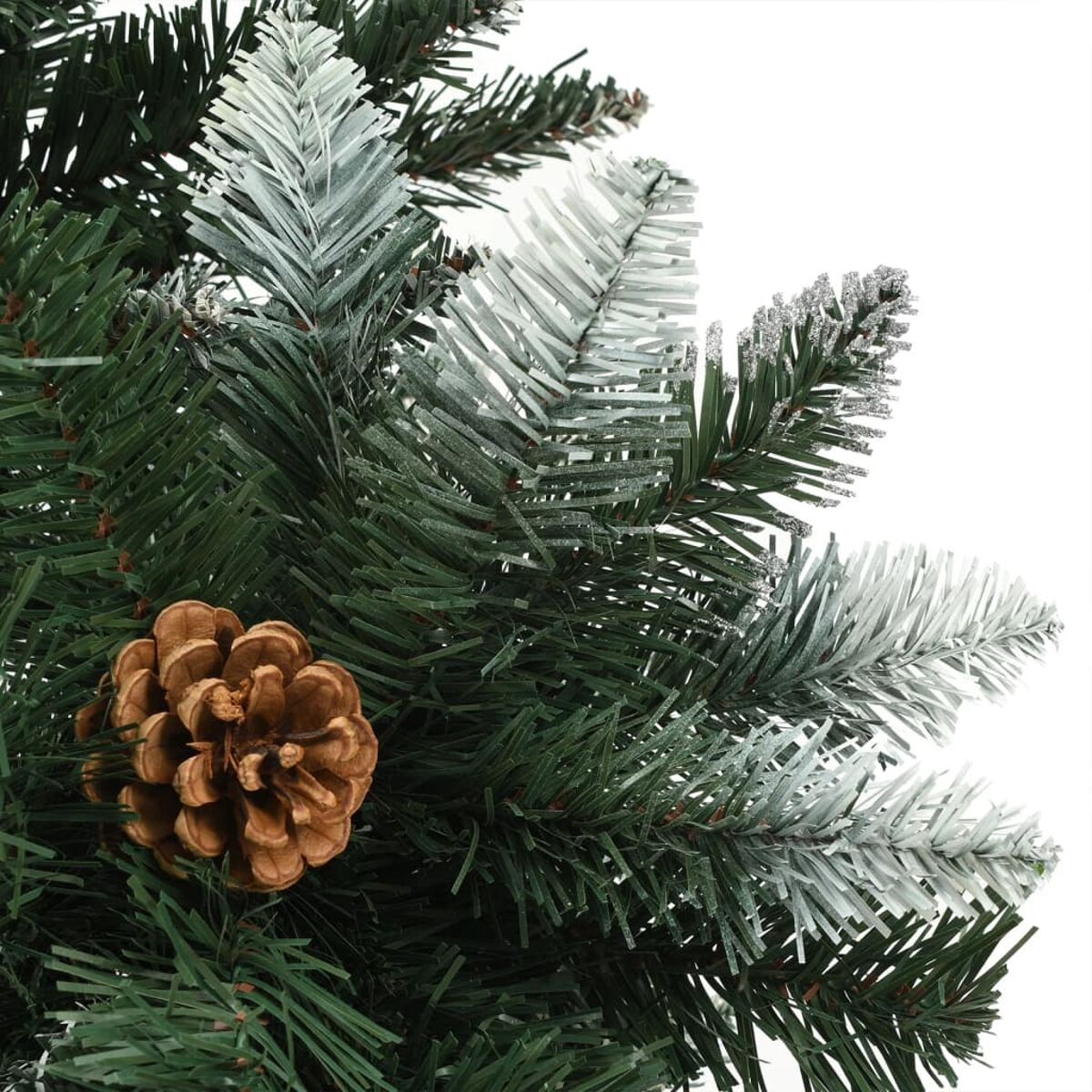 Nahaufnahme eines Weihnachtsbaumzweigs mit grünen Nadeln, weißem Frost und einem Tannenzapfen.