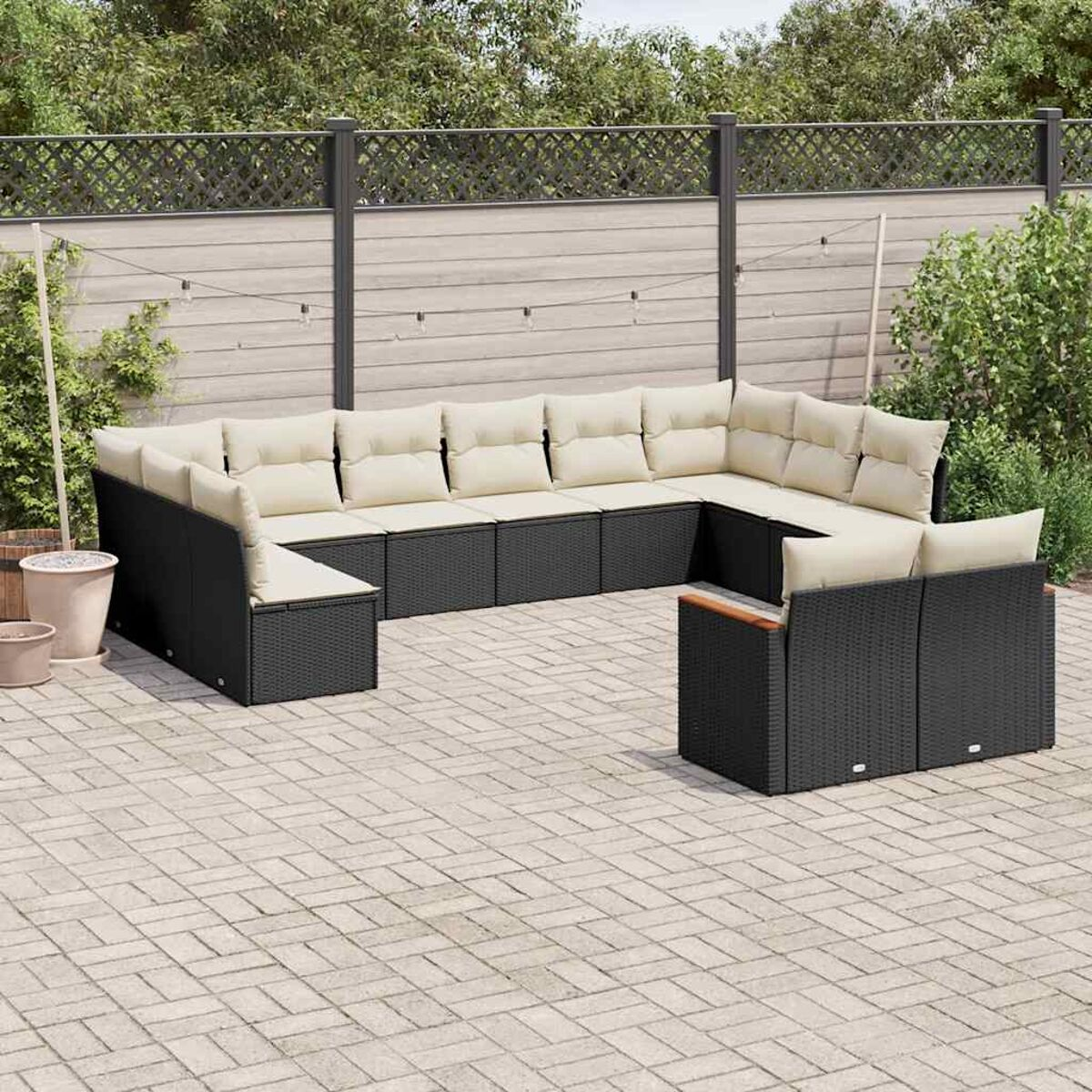 Outdoor-Sitzgruppe auf einer Ziegelterrasse. Gartenhintergrund.